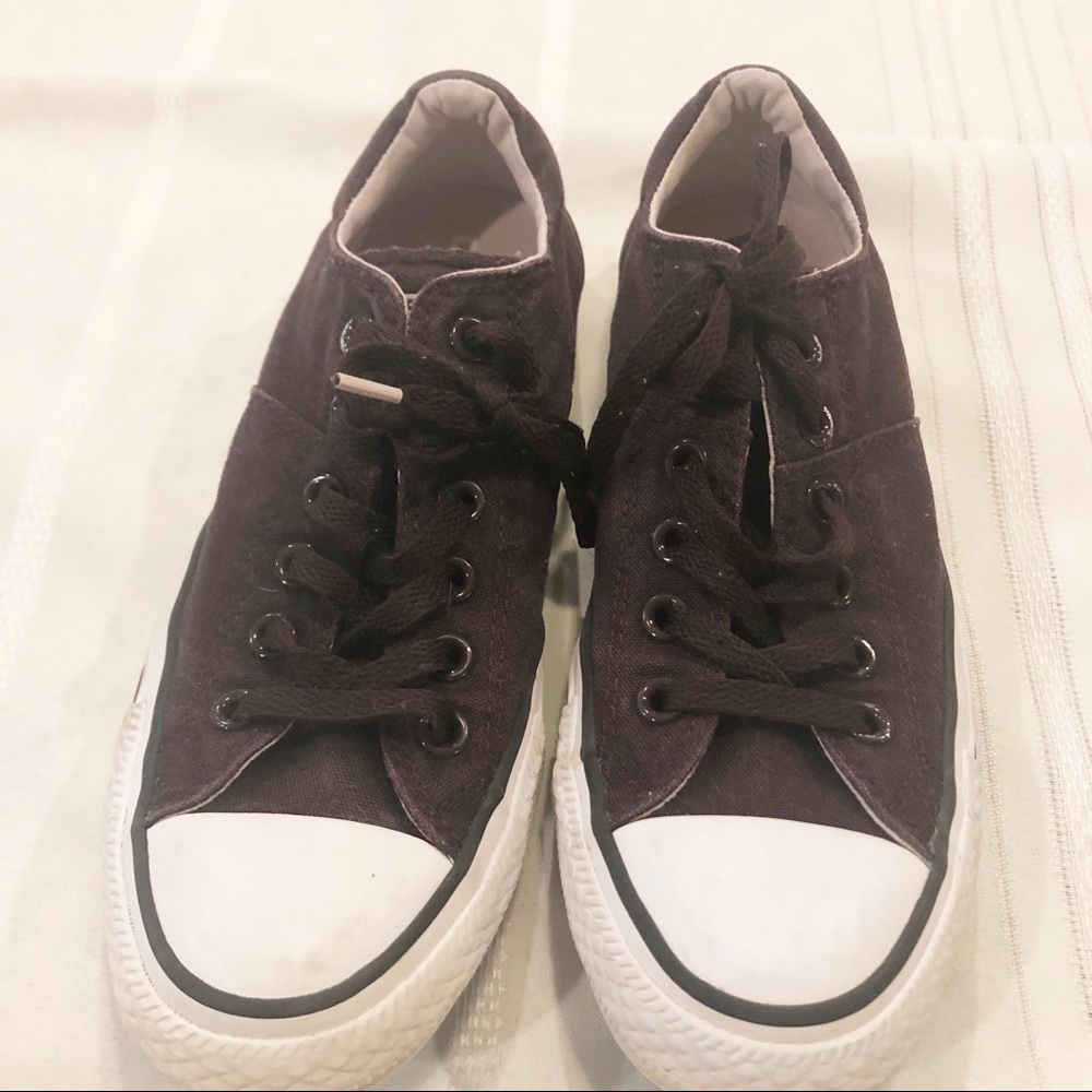 Converse AllStars size 8 women’s, dark purple/maroon